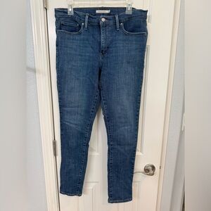 Shaping skinny jeans